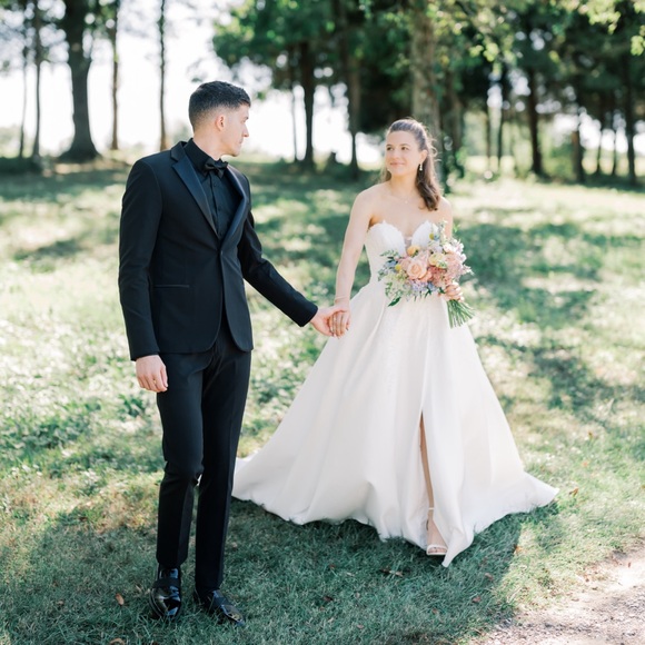 Wedding dress - Picture 1 of 6